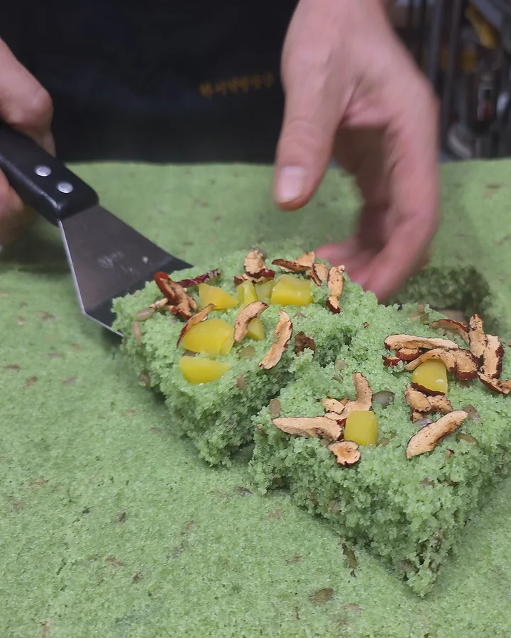 다 찐 꼬시래기 설기를 한 조각씩 떠내는 손